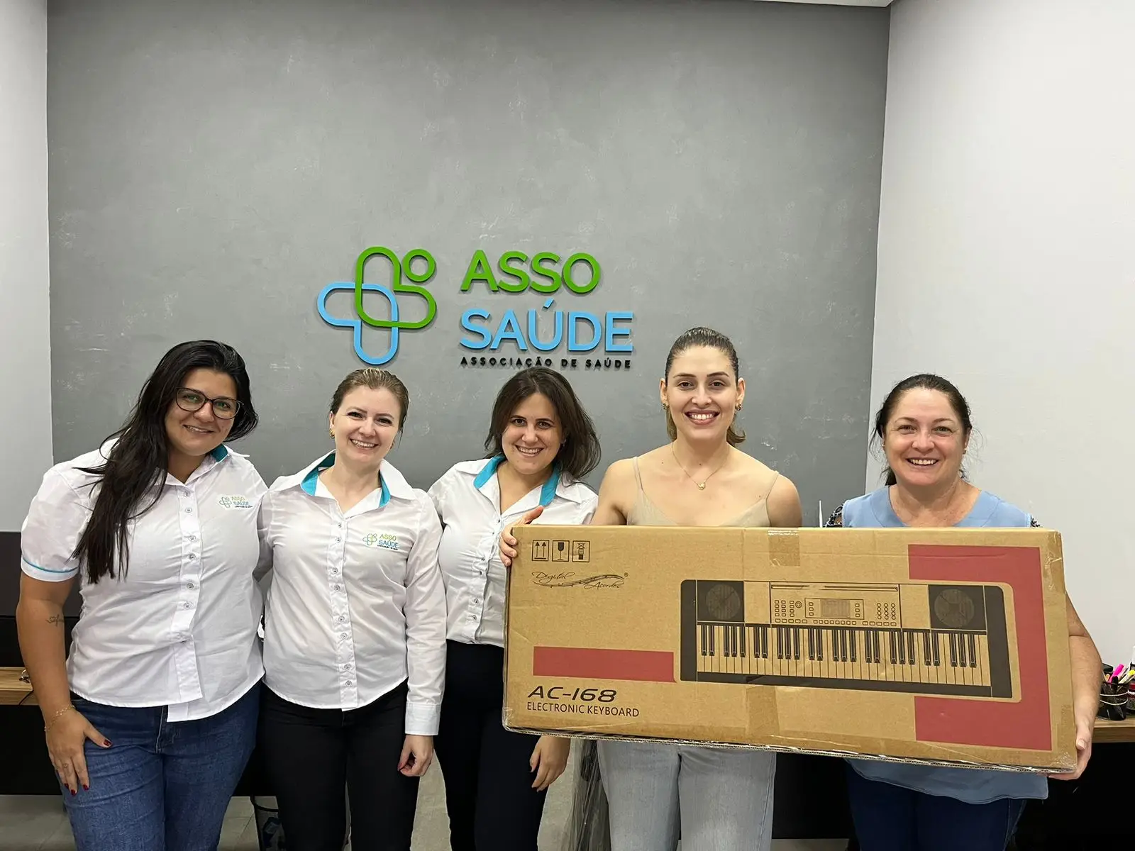 Assosaúde realiza a doação e entrega de um teclado musical e seu pedestal para a Associação Beneficente de Pindorama